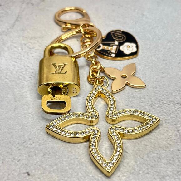 Louis Vuitton Lock and Key #304 with a Clover Fashion Keychain - Picture 3 of 4